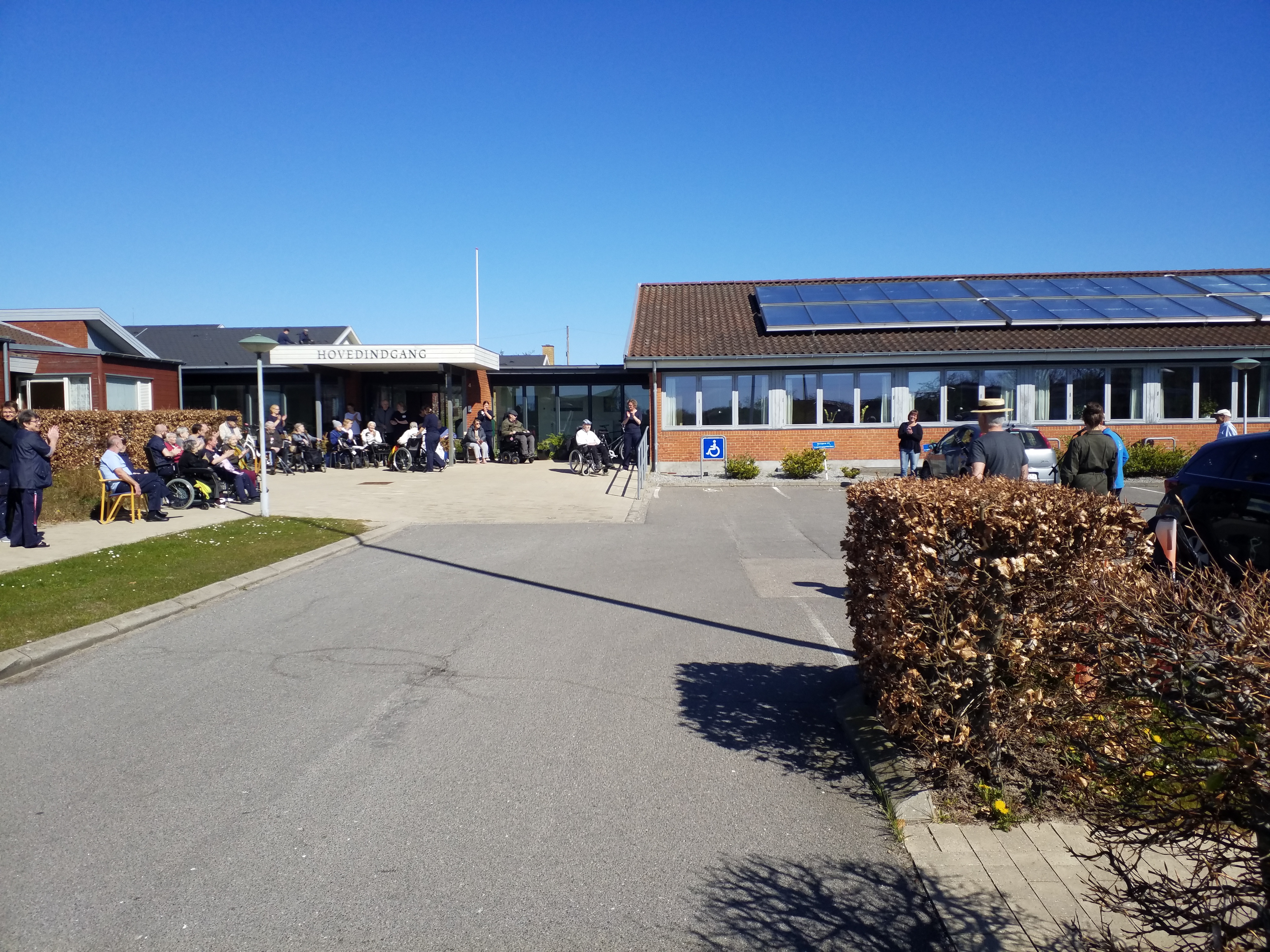 beboere foran hovedindgangen til Solgården beboere foran hovedindgangen til Solgården